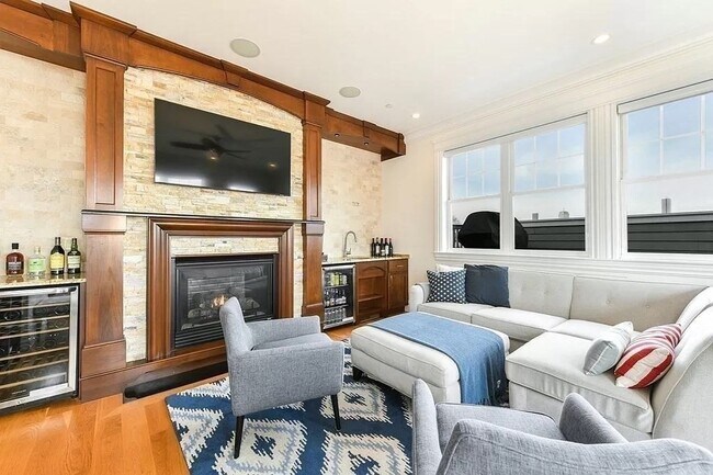 Building Photo - 161 Tudor St