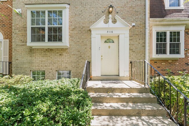 Foto del edificio - Lovely & spacious brick colonial townhome ...