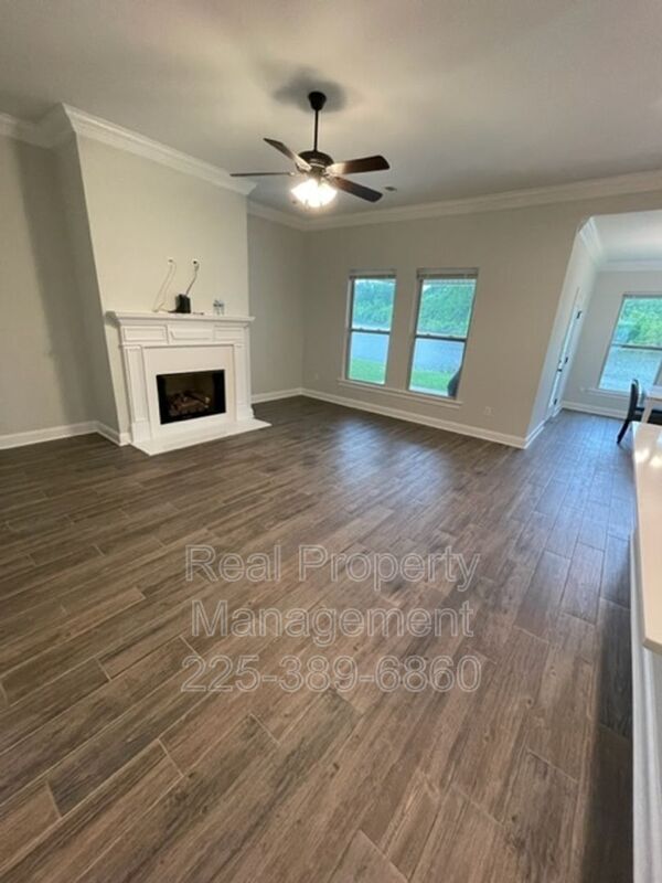Foto del edificio - 6338 Lake Edge Dr