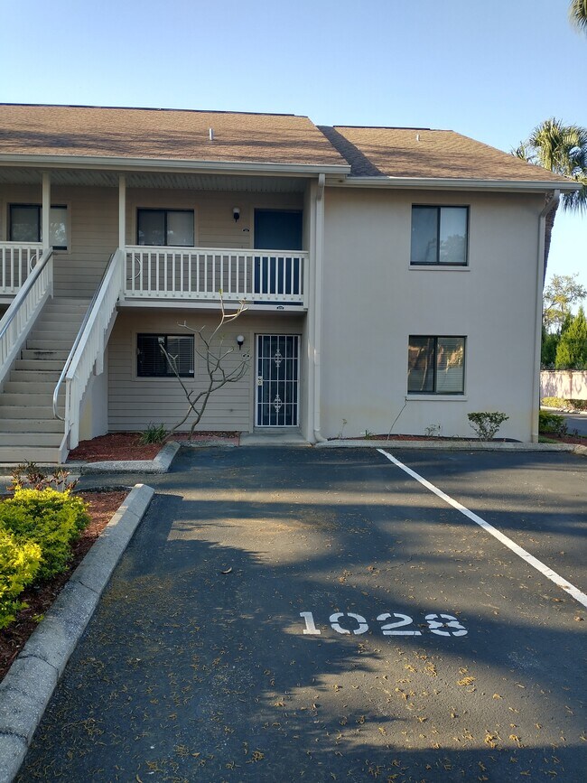Residence front / parking - 3701 Champagne Dr