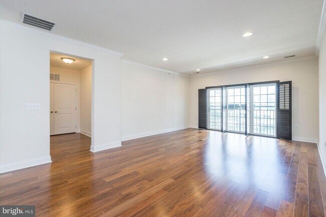 Building Photo - 700 Commodore Court