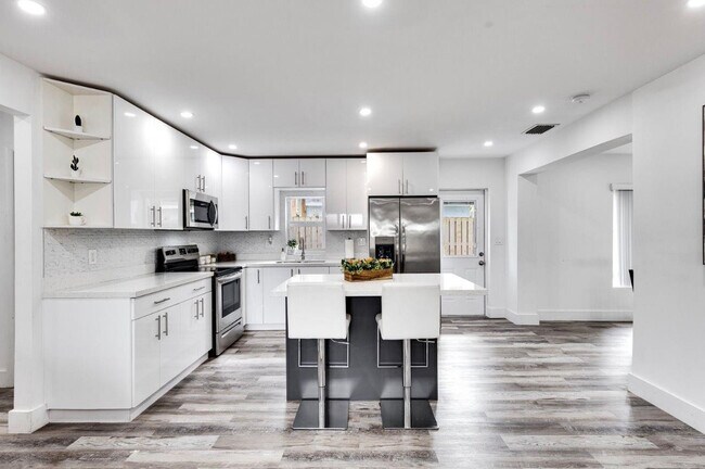 Building Photo - 3201 SW 9th Ave