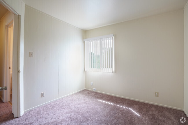 2BR, 1BA - 800SF - Secondary Bedroom - Park Manor