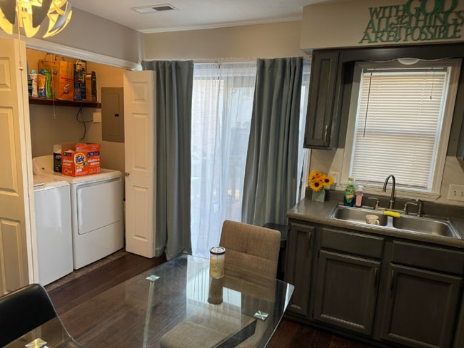 Foto del edificio - 2700 S Ingram Mill Rd