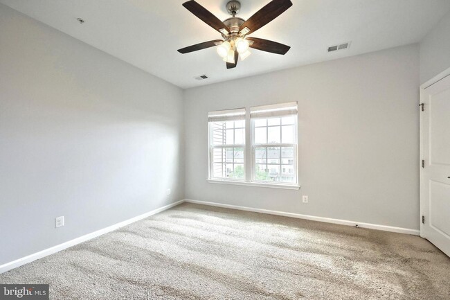 Building Photo - End Unit Townhome in Regents Glen Community!