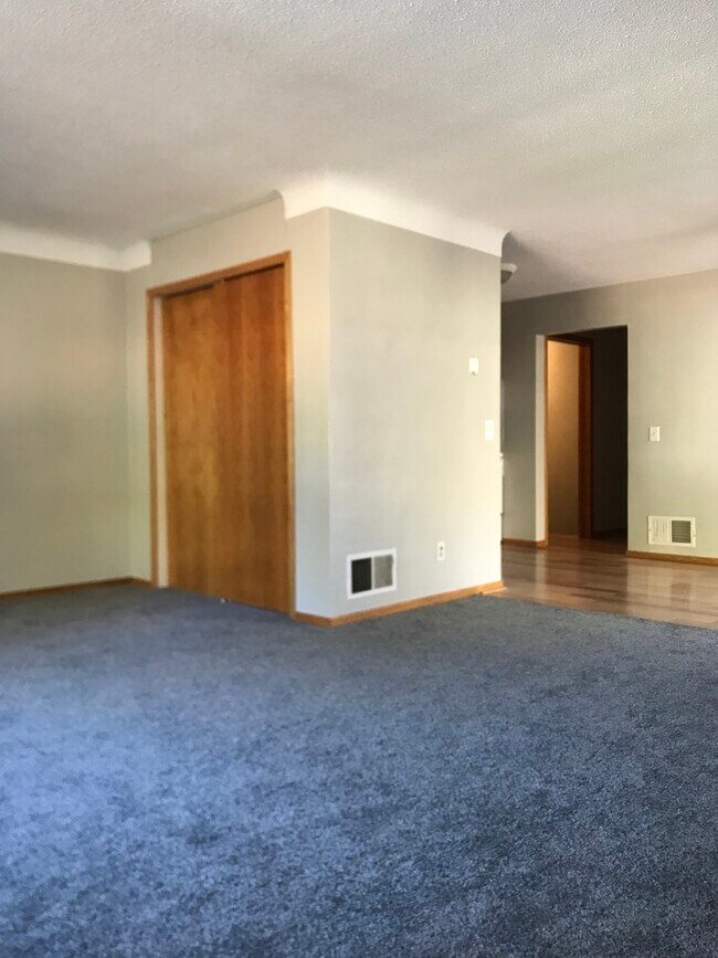 Sala de estar y cocina - 729 3rd St