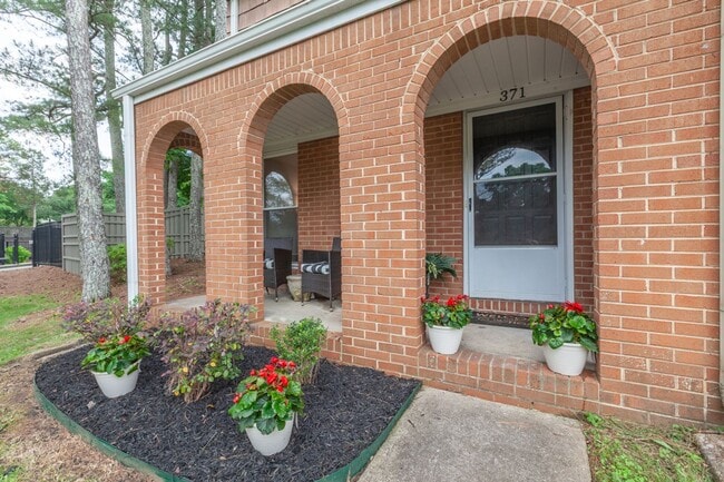 Building Photo - Charming 2-Bedroom, 1.5-Bath Townhouse in ...