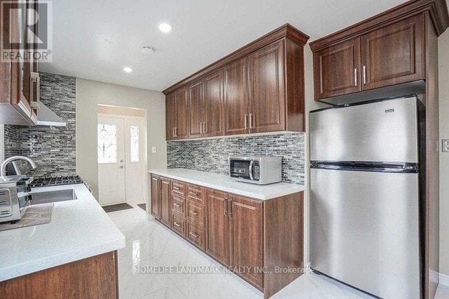 Building Photo - 760 Consort Crescent