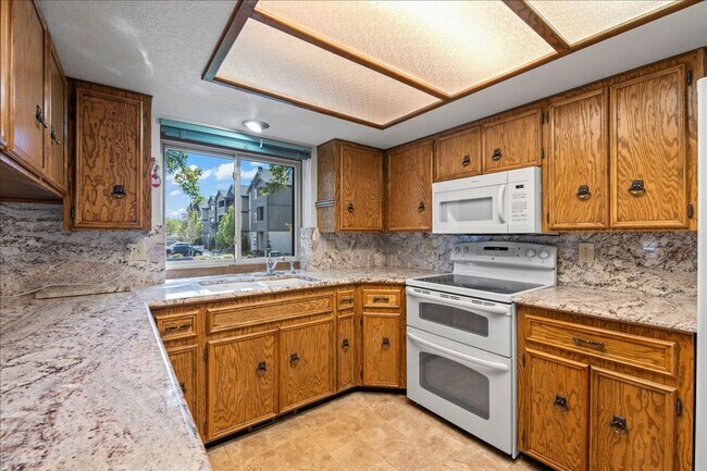 Foto del edificio - 2 bedroom 2 bath townhome located on the B...