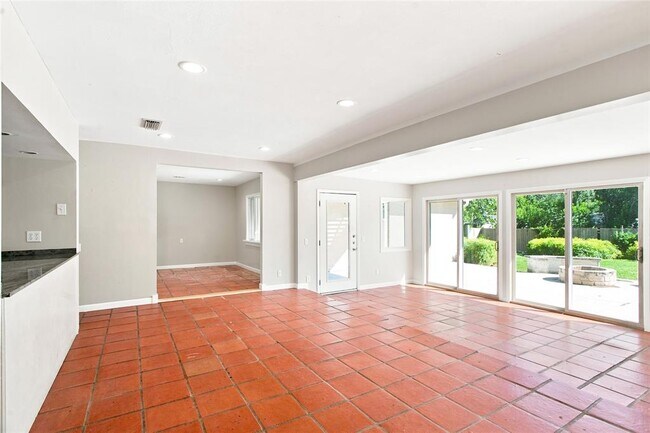 Building Photo - 3005 Village Dr