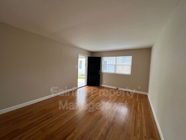 Building Photo - 806 Dowd St