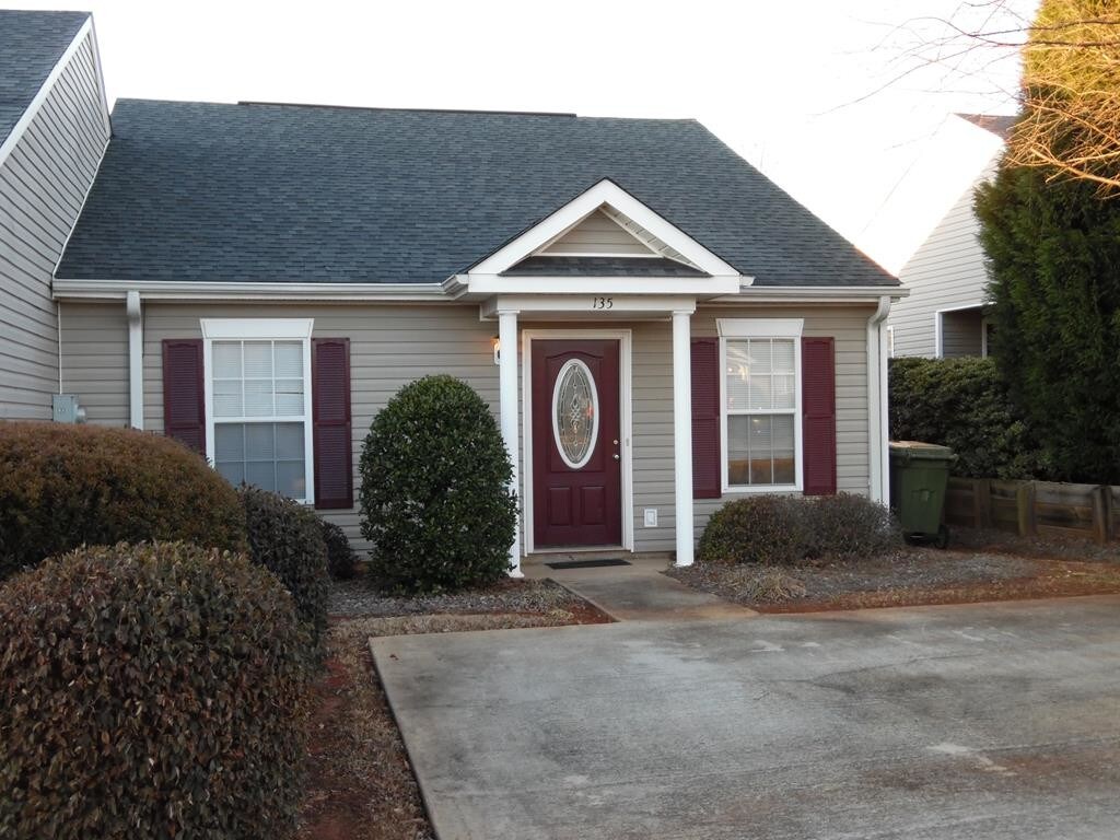 Foto principal - 135 Stonington Ln SW