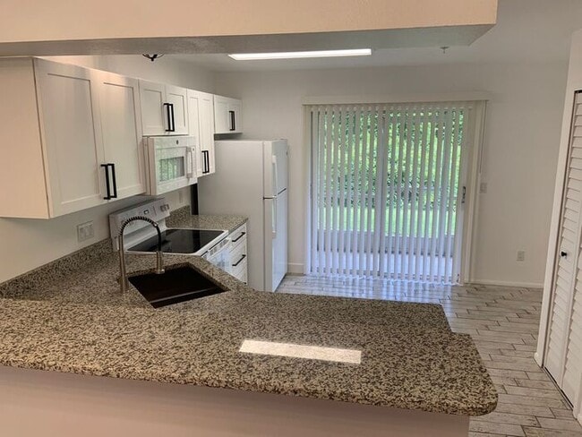 Foto del edificio - Beautiful 2/2 Condo In Hunter's Reserve! Near UCF!