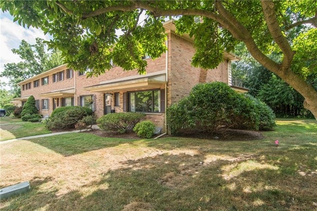 Building Photo - 136 E Hickory Grove Rd