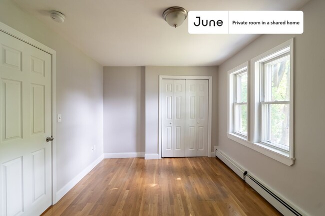 Building Photo - Private bedroom in 5 bed/1.5 bath Home