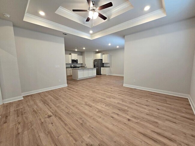 Foto del edificio - Elegant 4-Bedroom Lake Park Home with Open Layout, Modern Finishes, and Fenced Yard