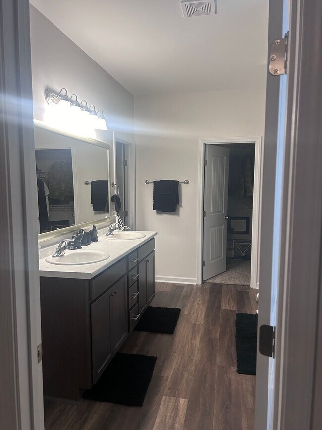 Foto del edificio - Special Offer: Rent for May is waived. First rent payment is due June 1st. Up to two small pets a...