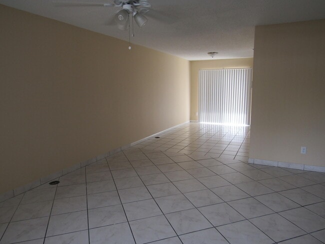 Building Photo - 904 Riverside Dr