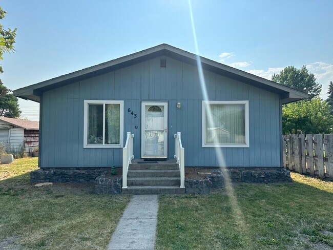 Building Photo - 643 Hansen Ave