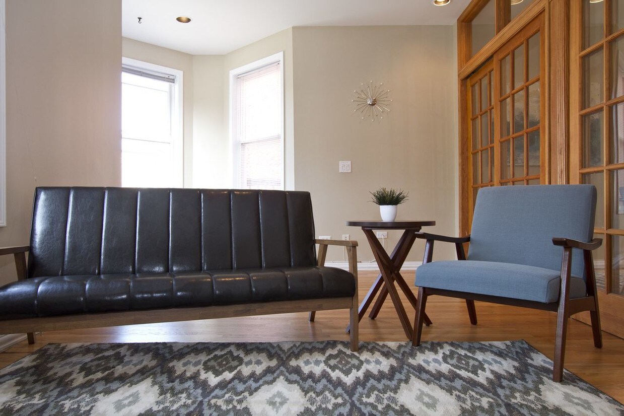 Foto principal - 1045 W Belmont Ave