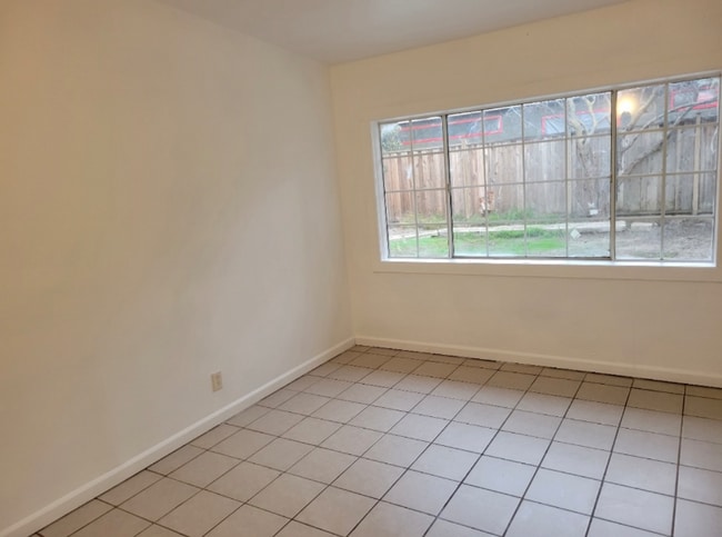 Building Photo - 2864 Fordham St