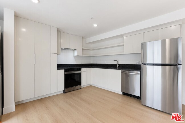 Foto del edificio - 8561 Belmont St