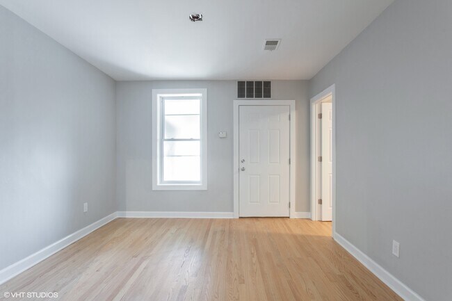 Foto del edificio - 3421 W Armitage Ave