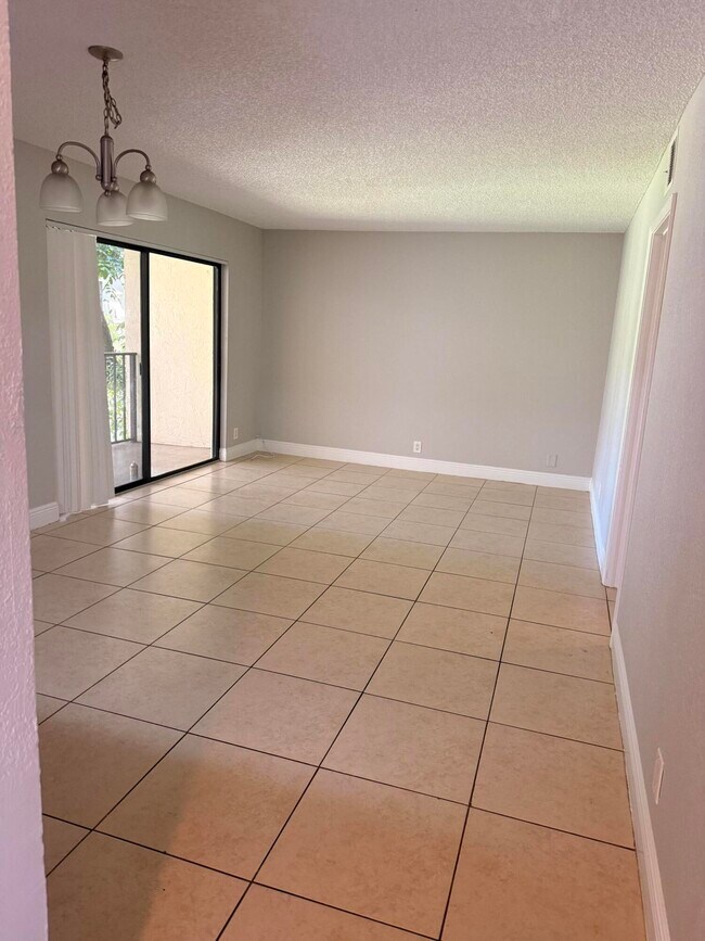 Building Photo - 1440 Lake Crystal Dr