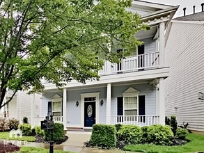 Building Photo - 824 Historian St