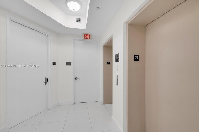 Foto del edificio - 15811 Collins Ave