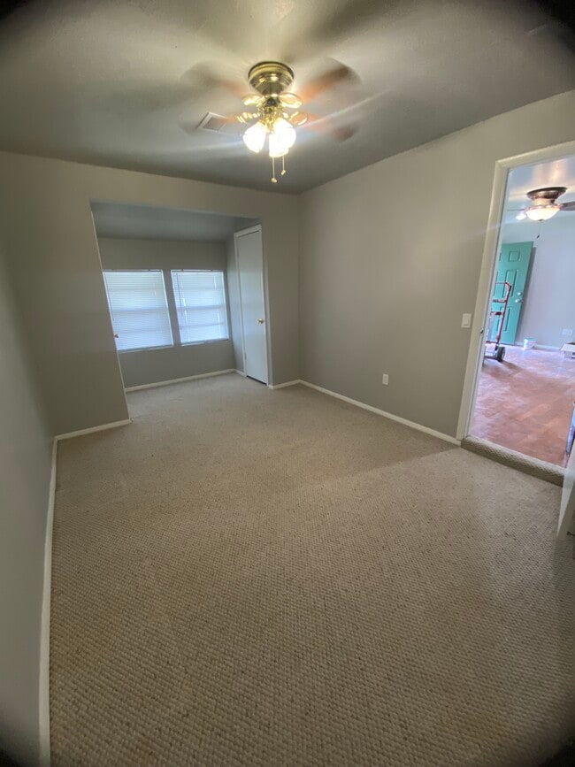 Building Photo - 318 E Kerr Dr