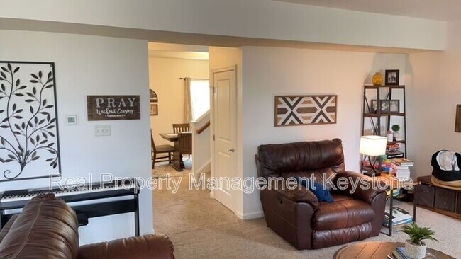 Foto del edificio - 241 Long Ridge Dr