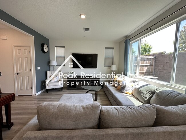 Foto del edificio - Beautiful Folsom 3bd/2.5ba Home