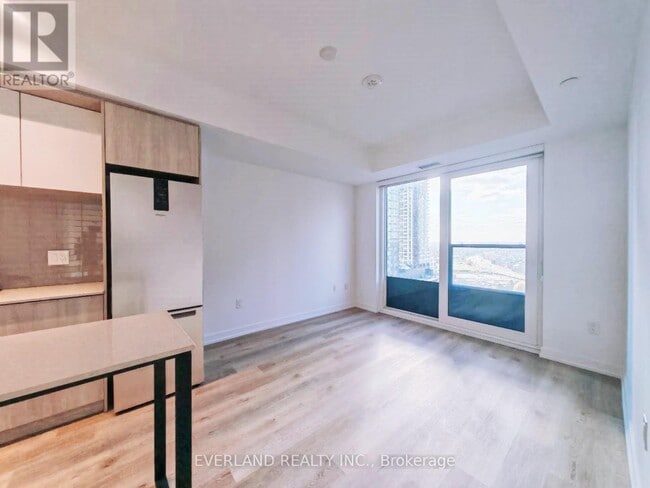 Photo du bâtiment - 395 Square One Dr