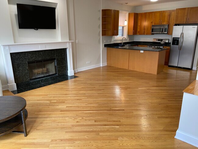 Living Room - 933 N Winchester Ave