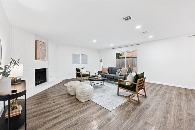 Building Photo - 6900 Lunar Dr