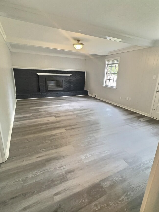 Building Photo - 1562 Holly Hill Dr