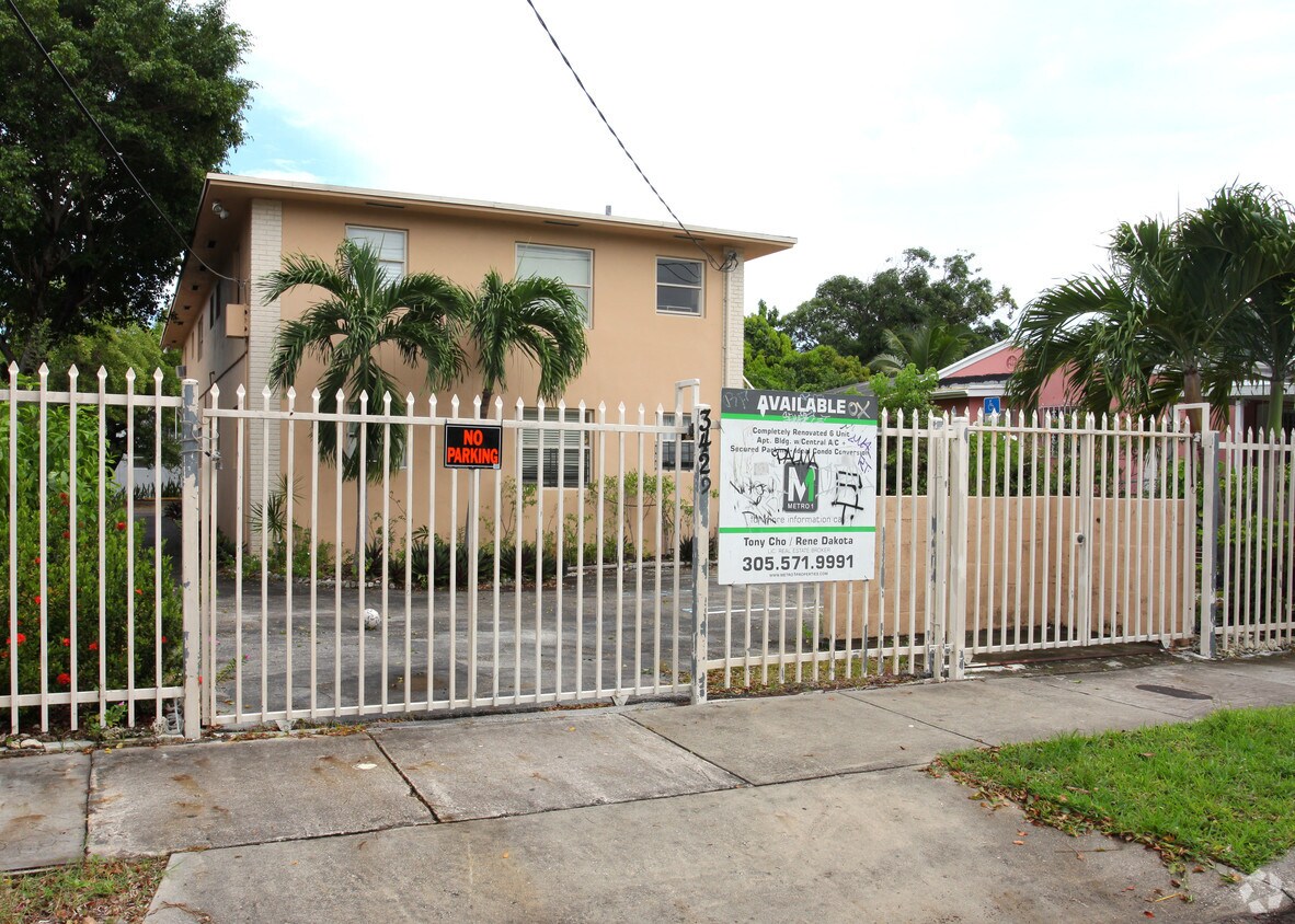 Building Photo - 3429 NW 5th Ave