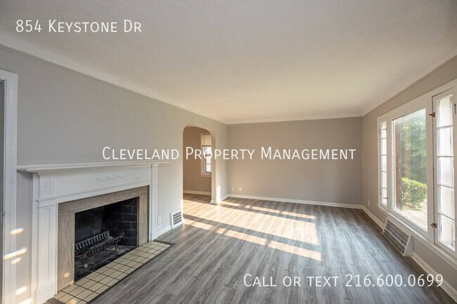 Building Photo - Cleveland Hts Brick Colonial