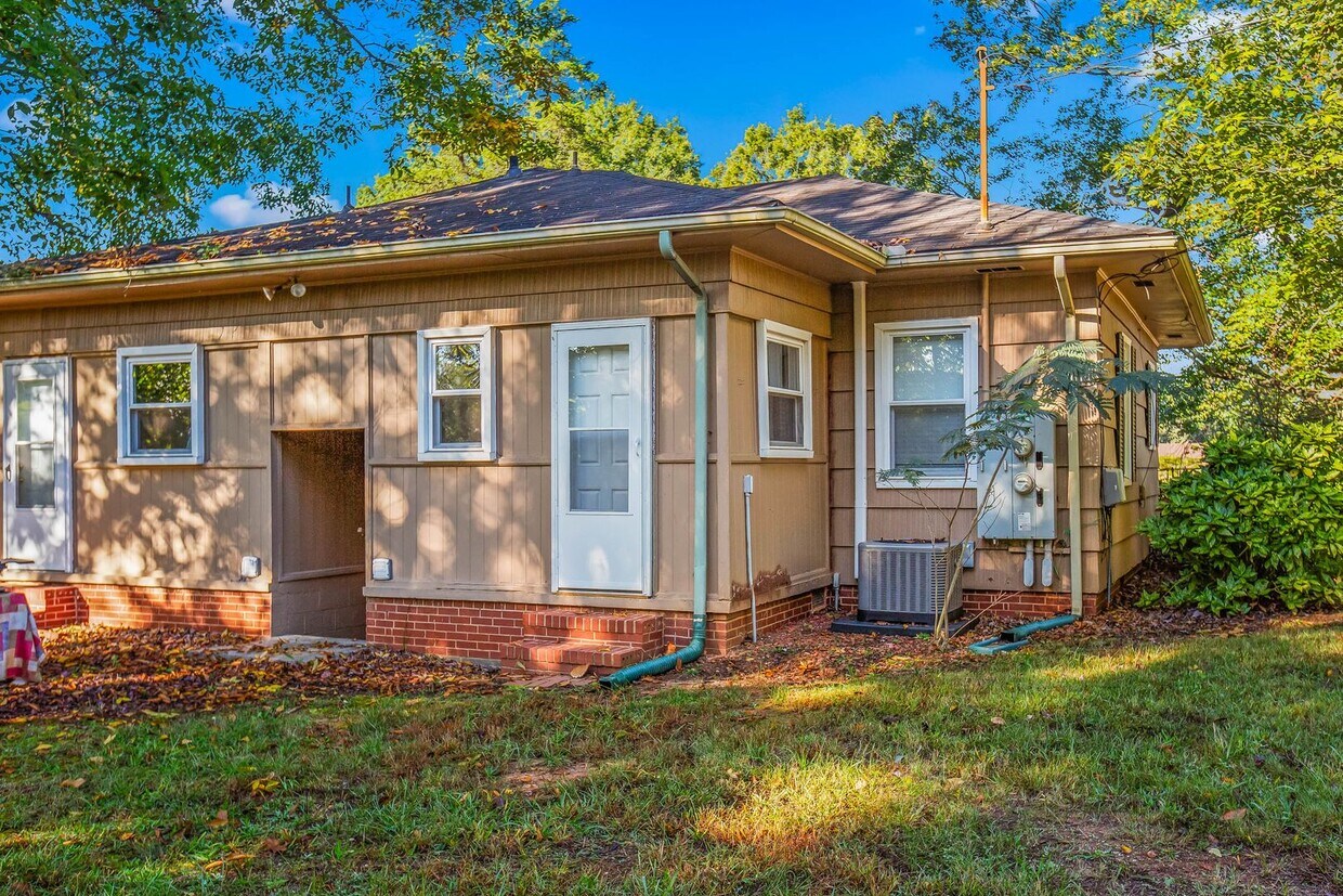 Primary Photo - 5038 Pinewood Dr