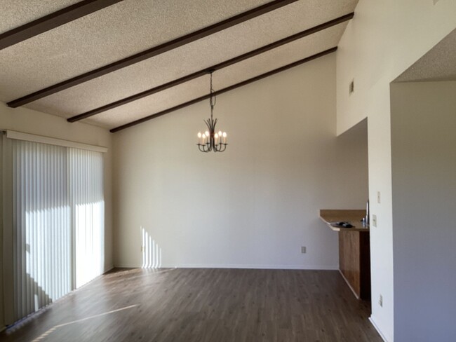 Foto del edificio - Upgraded Vandenberg Village Townhome