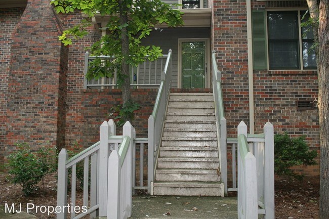 Building Photo - 3013 Live Oak Ln SW