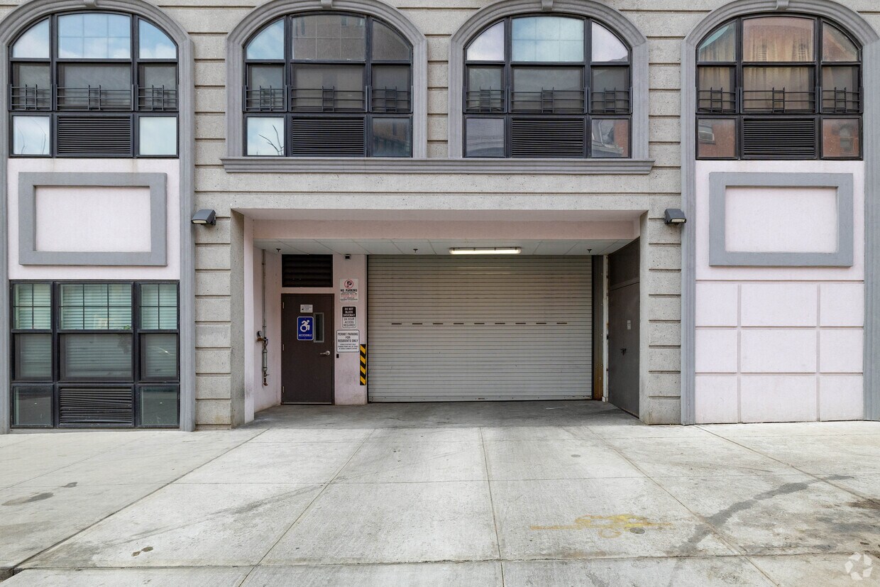 Entrance - 824 Bergen St