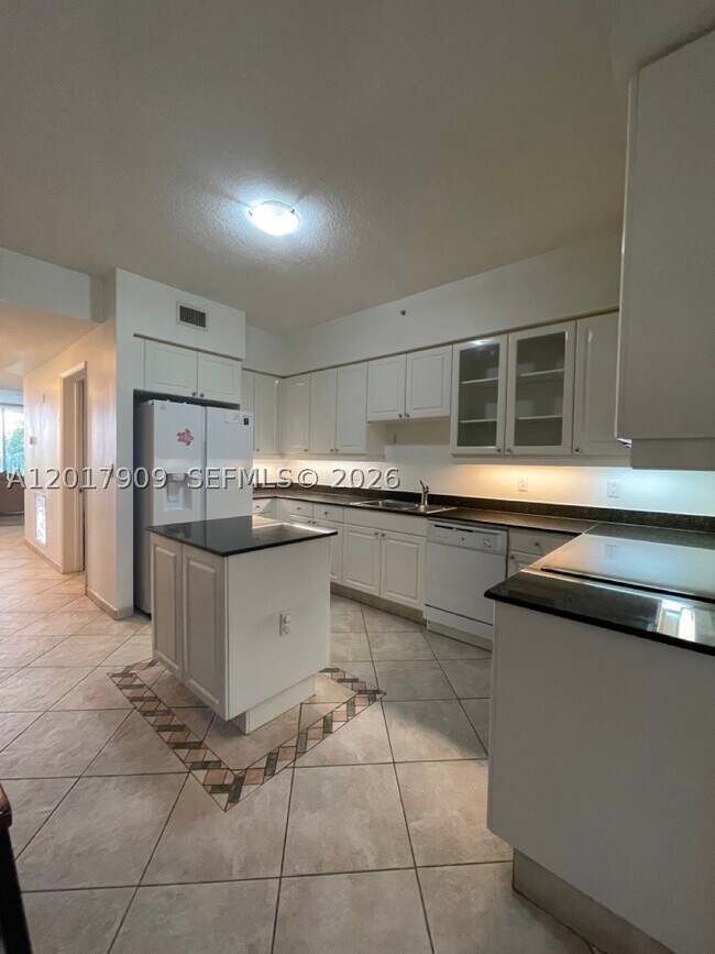 Foto del edificio - 717 Crandon Blvd