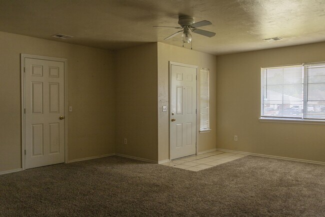 Building Photo - 400 S Greengate Dr