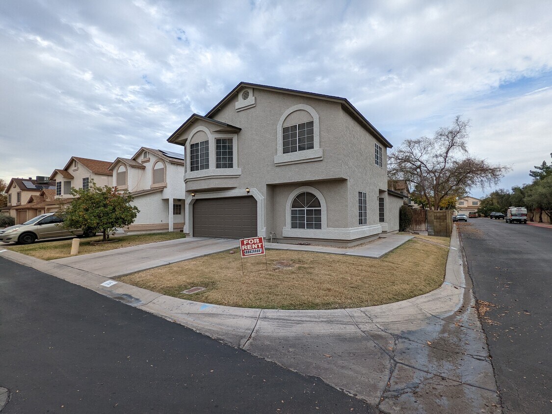 Foto principal - 3755 E Broadway Rd