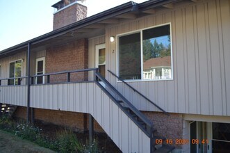 Building Photo - 665 SW Tichenor St
