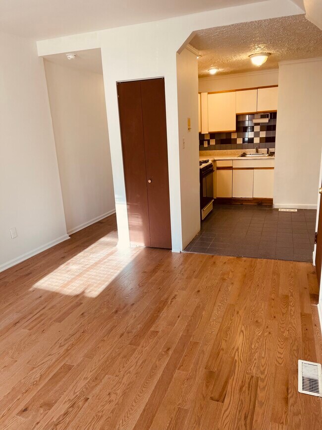 Building Photo - 1259 S 46th St