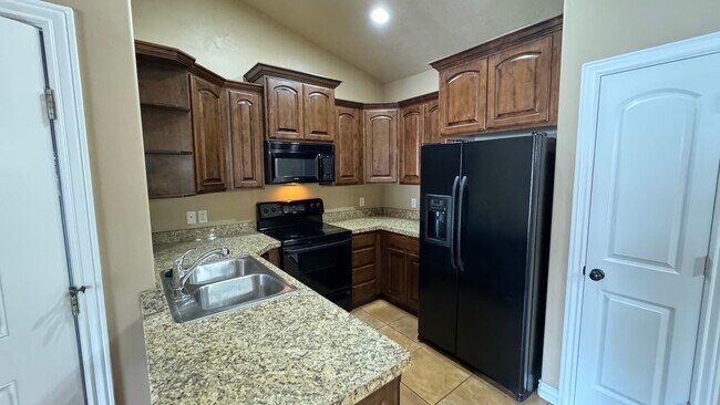 Building Photo - Top floor 3 bedroom 2 bath condo!