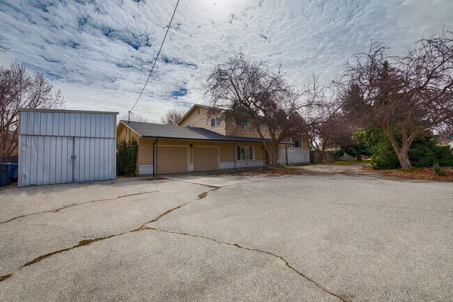 Foto del edificio - Large home with shop on over 1/2 acre.